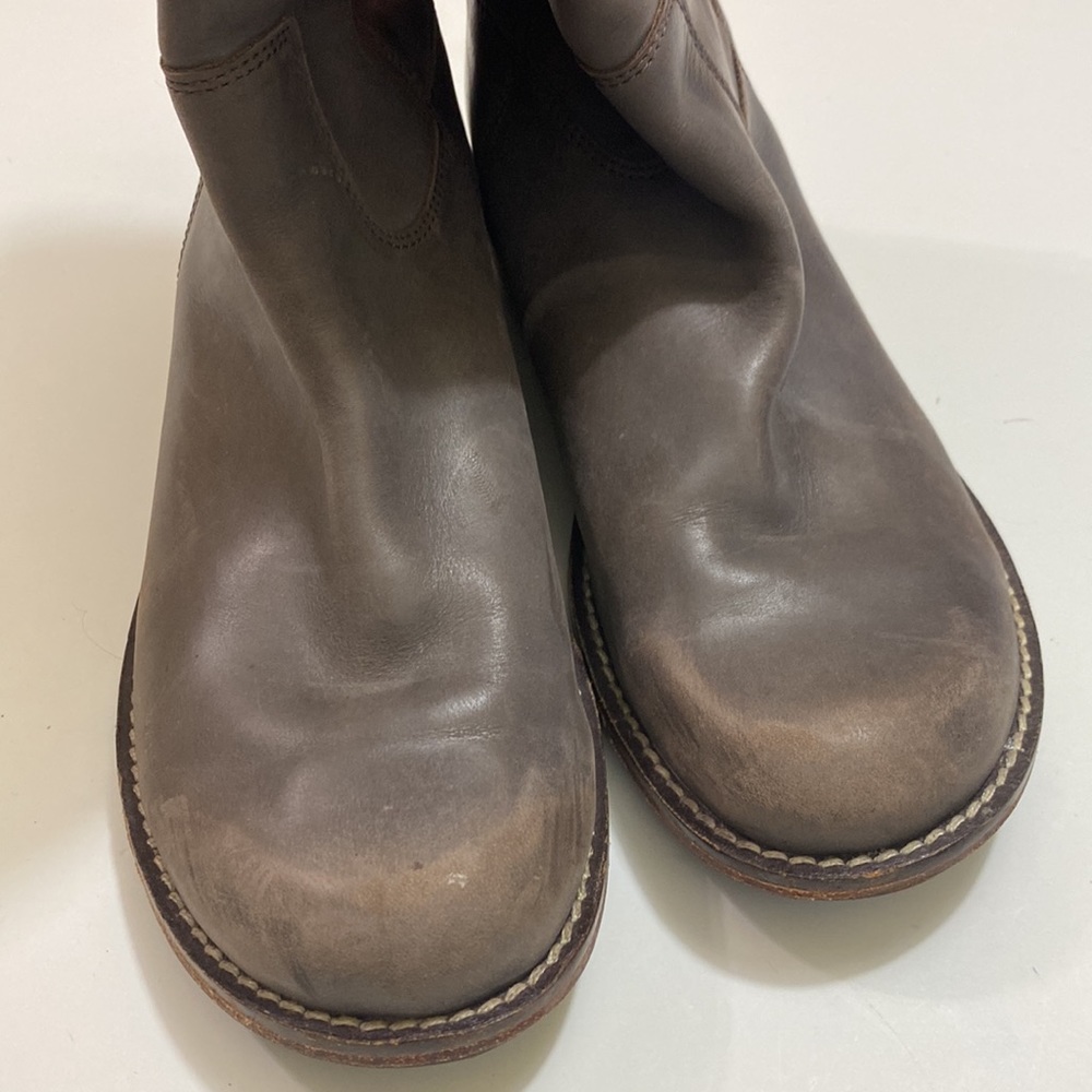Kickers “greige” Leather boots.